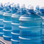 Se requiere personal para empacar bidones de agua